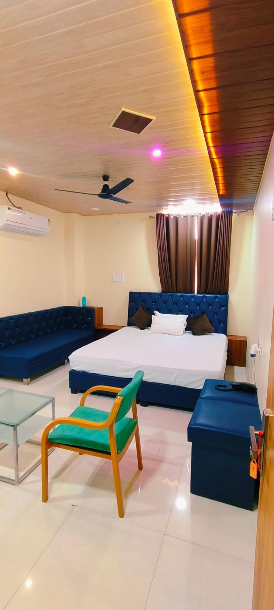 Shri Shiv Ganga Bhakt Niwas Hotel Ujjain Buitenkant foto