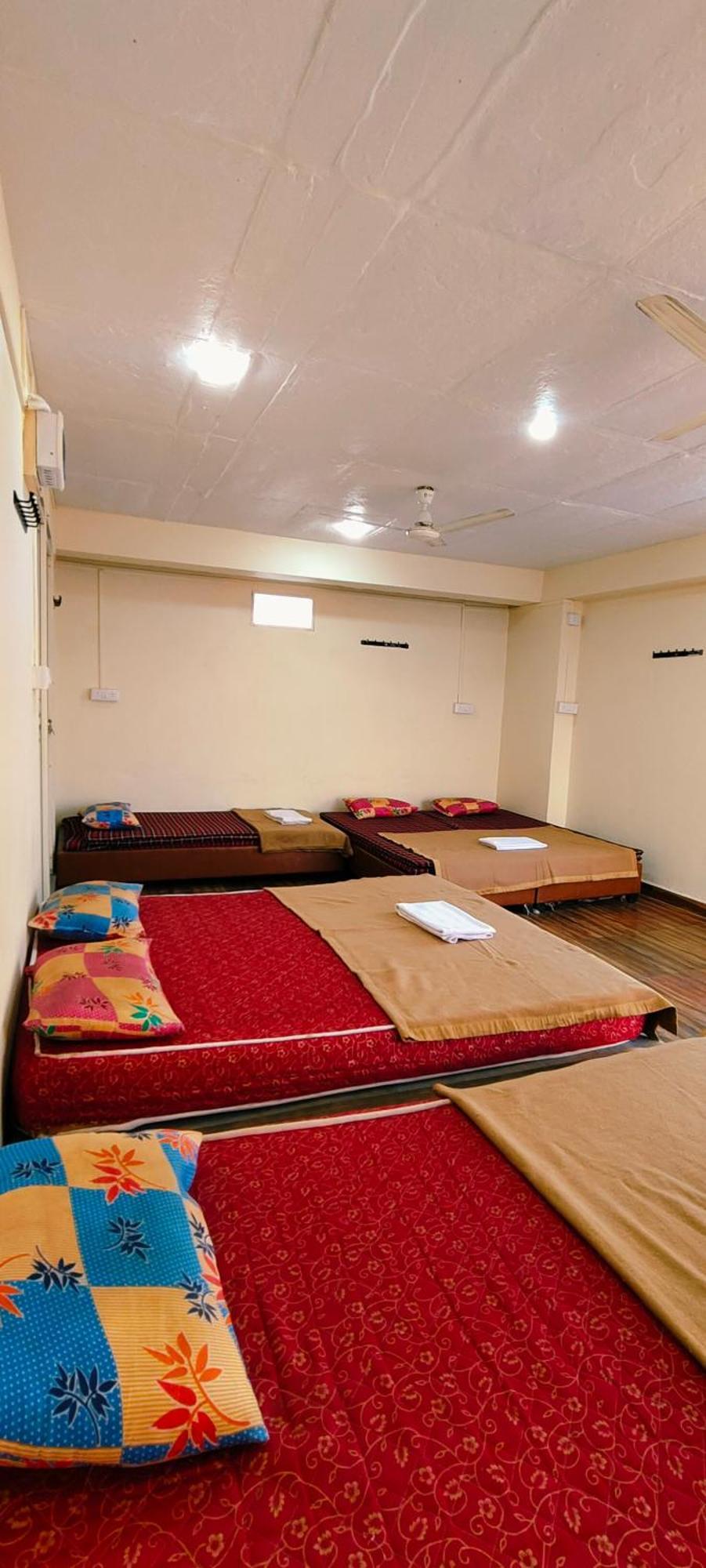 Shri Shiv Ganga Bhakt Niwas Hotel Ujjain Buitenkant foto