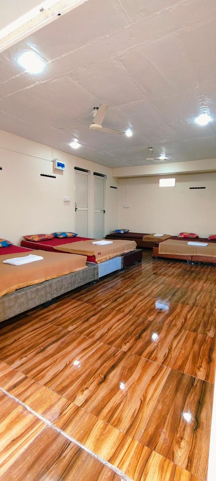 Shri Shiv Ganga Bhakt Niwas Hotel Ujjain Buitenkant foto