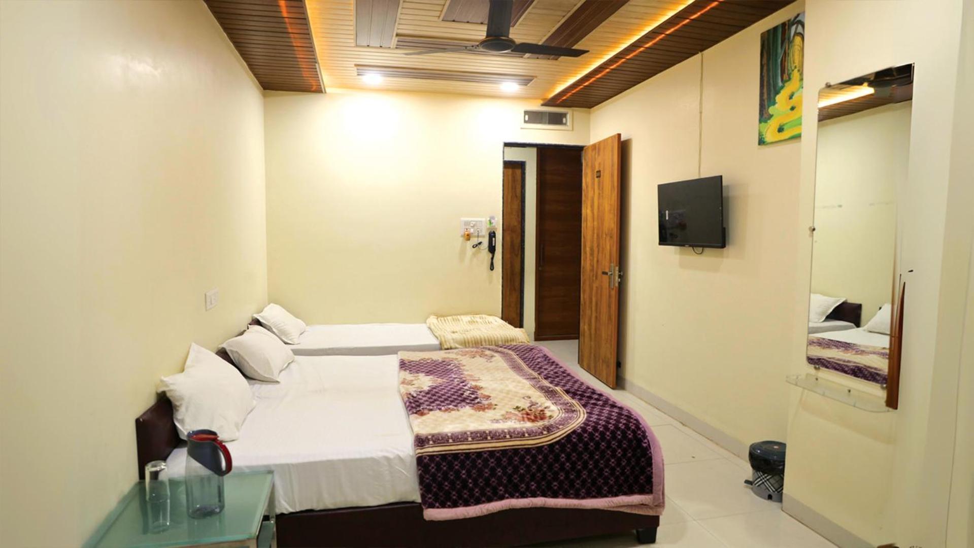 Shri Shiv Ganga Bhakt Niwas Hotel Ujjain Buitenkant foto