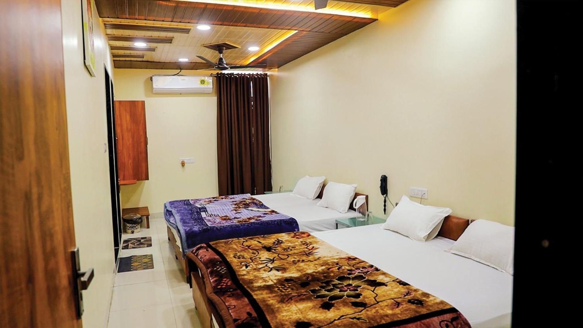 Shri Shiv Ganga Bhakt Niwas Hotel Ujjain Buitenkant foto