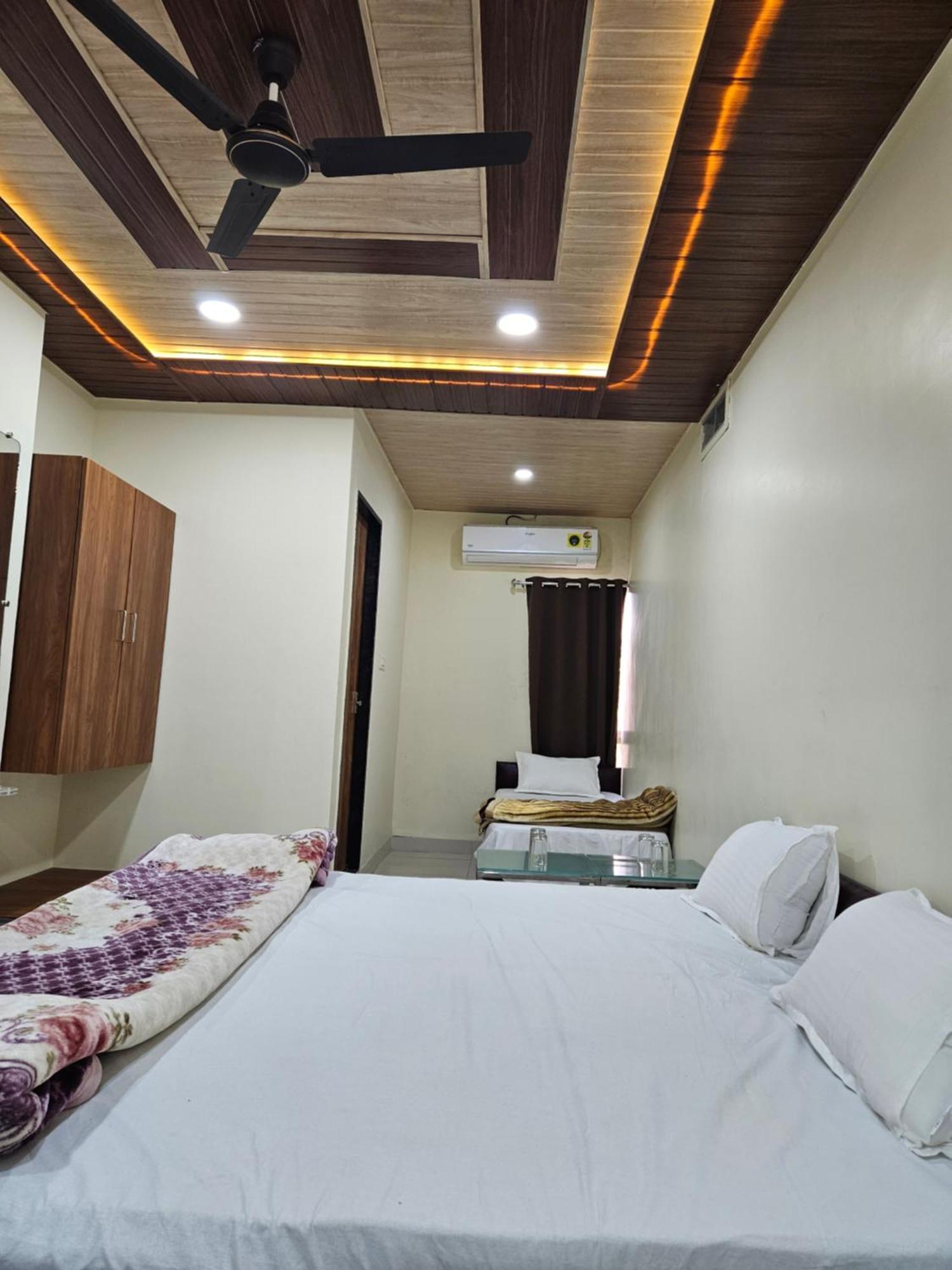 Shri Shiv Ganga Bhakt Niwas Hotel Ujjain Buitenkant foto