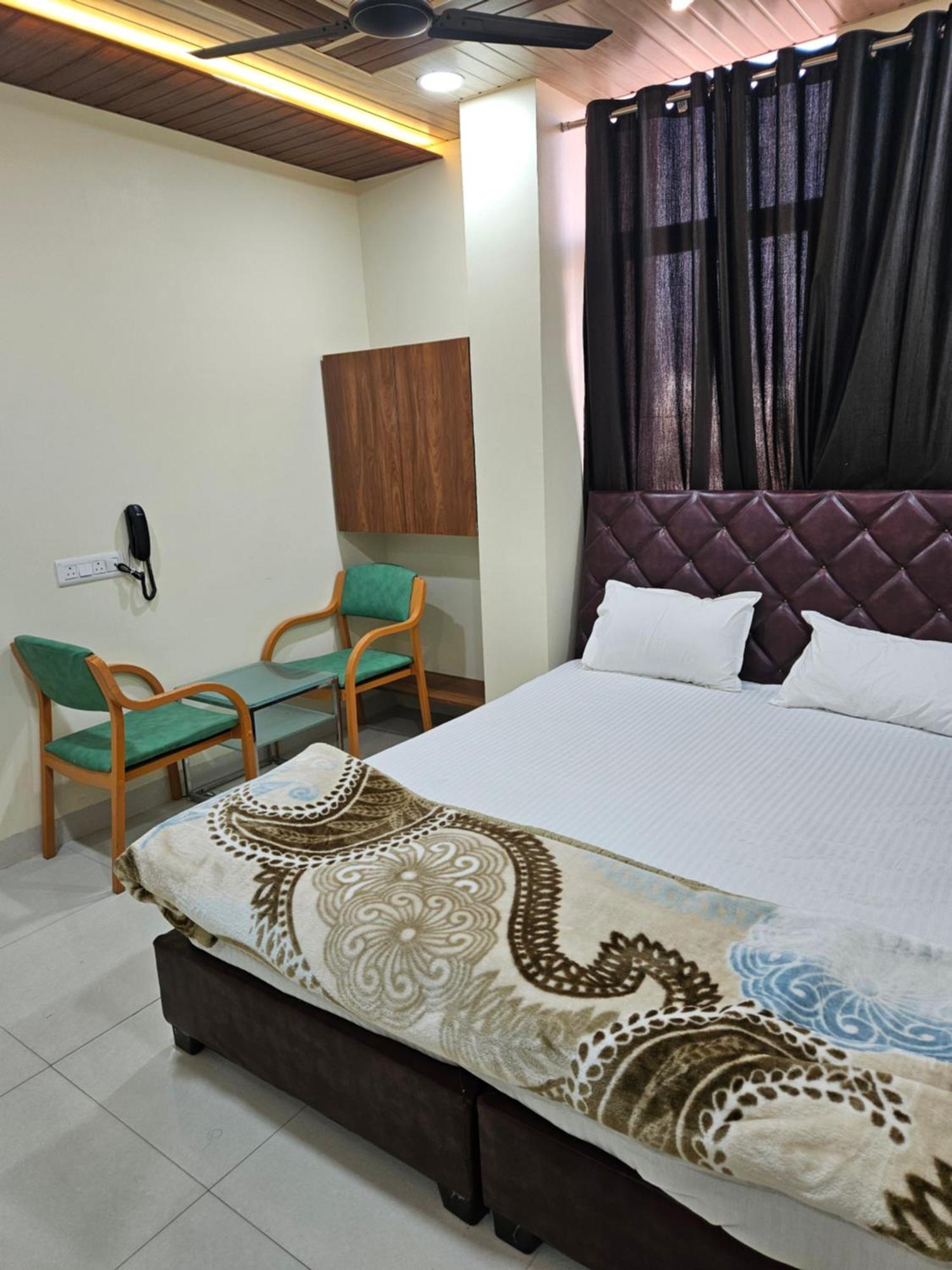 Shri Shiv Ganga Bhakt Niwas Hotel Ujjain Buitenkant foto