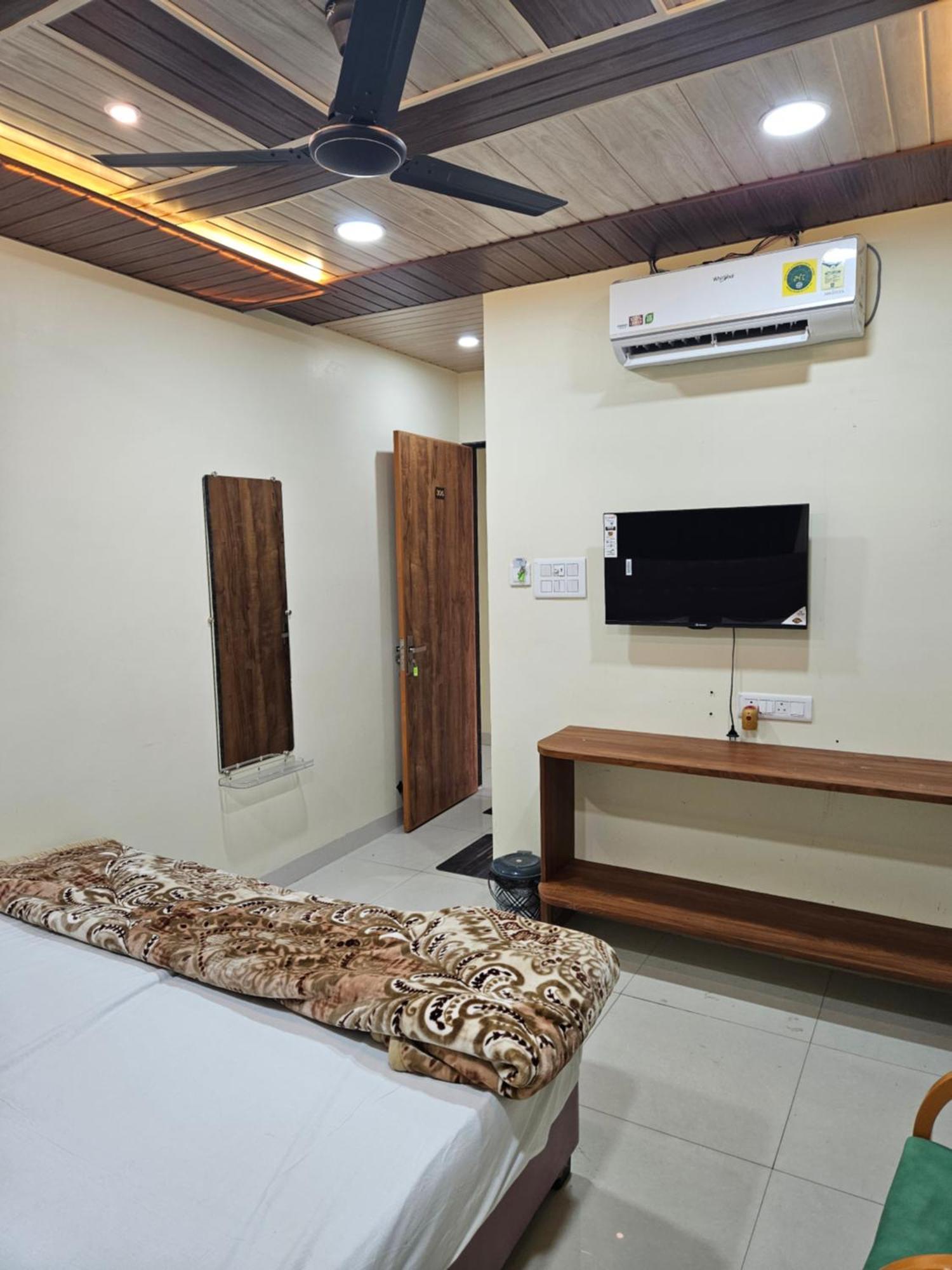 Shri Shiv Ganga Bhakt Niwas Hotel Ujjain Buitenkant foto