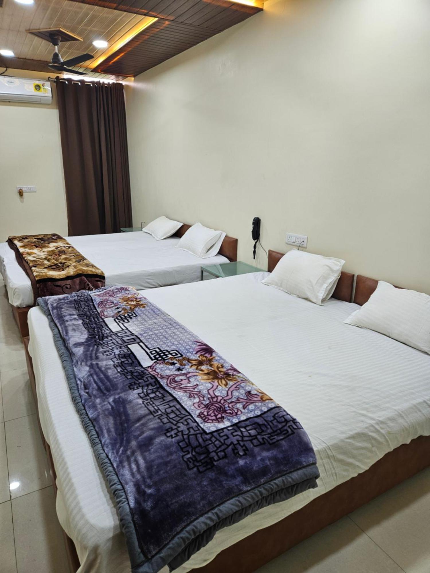 Shri Shiv Ganga Bhakt Niwas Hotel Ujjain Buitenkant foto