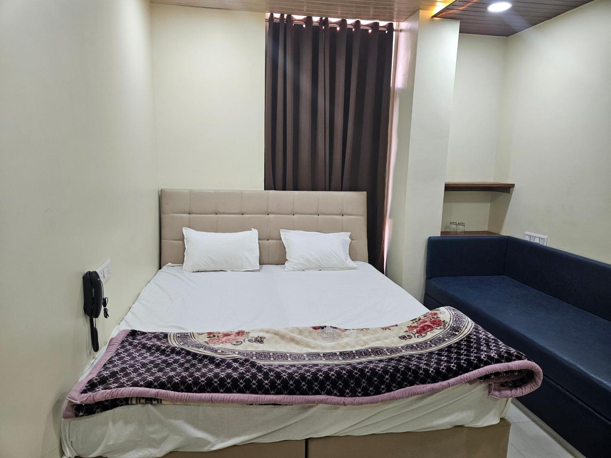Shri Shiv Ganga Bhakt Niwas Hotel Ujjain Buitenkant foto