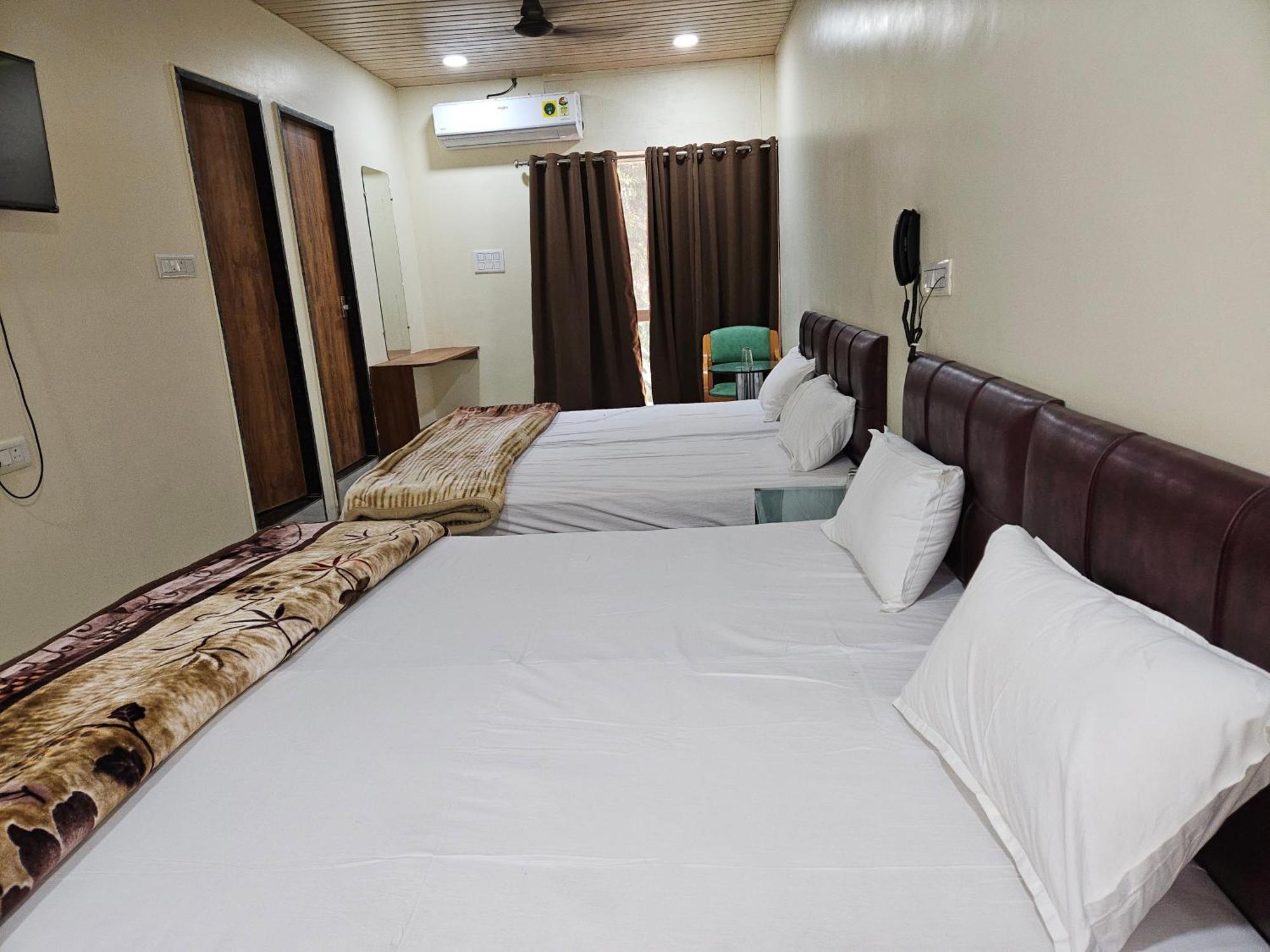 Shri Shiv Ganga Bhakt Niwas Hotel Ujjain Buitenkant foto