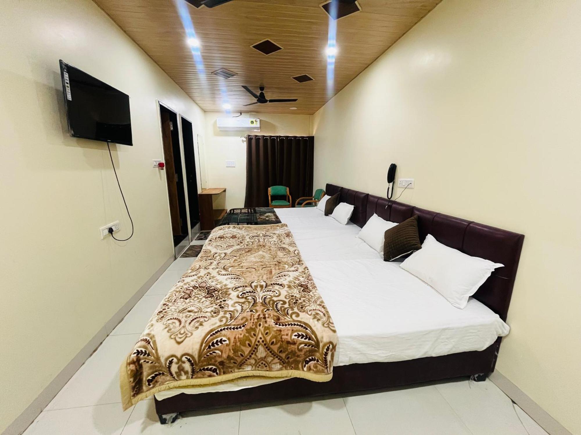 Shri Shiv Ganga Bhakt Niwas Hotel Ujjain Buitenkant foto