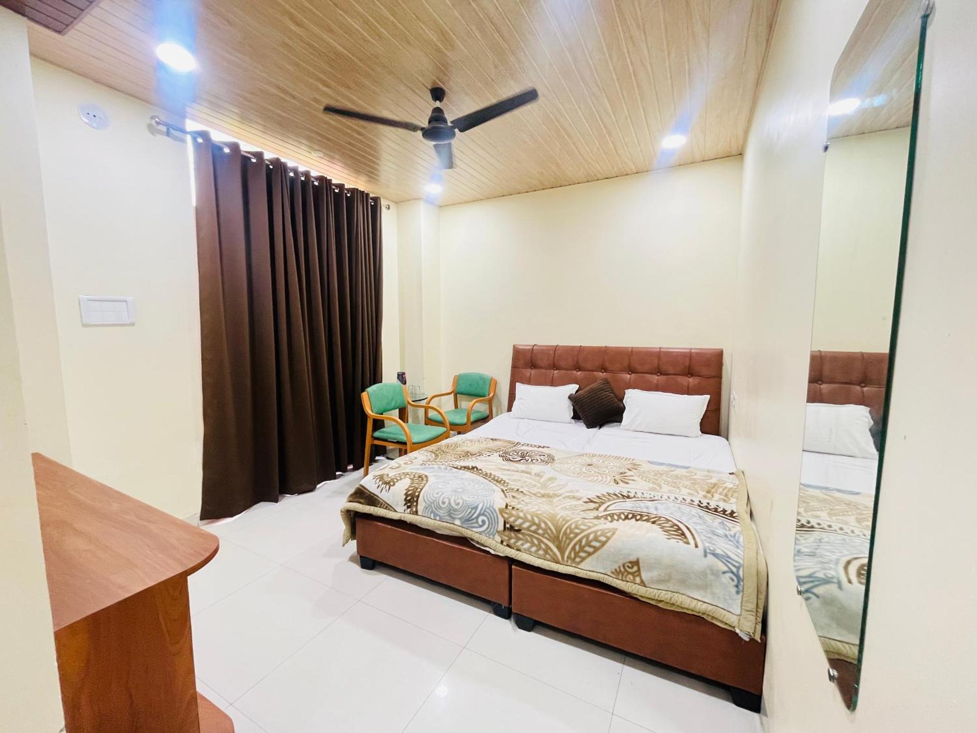 Shri Shiv Ganga Bhakt Niwas Hotel Ujjain Buitenkant foto