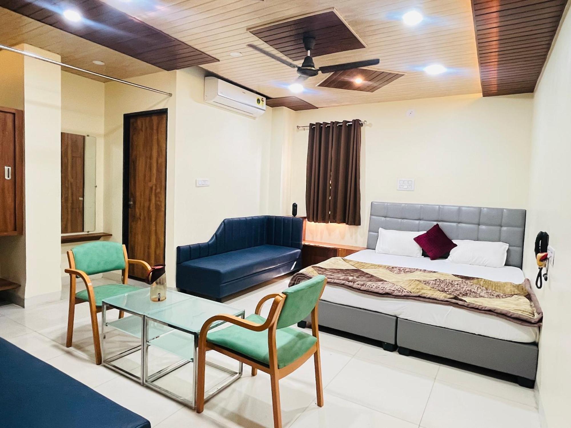 Shri Shiv Ganga Bhakt Niwas Hotel Ujjain Buitenkant foto