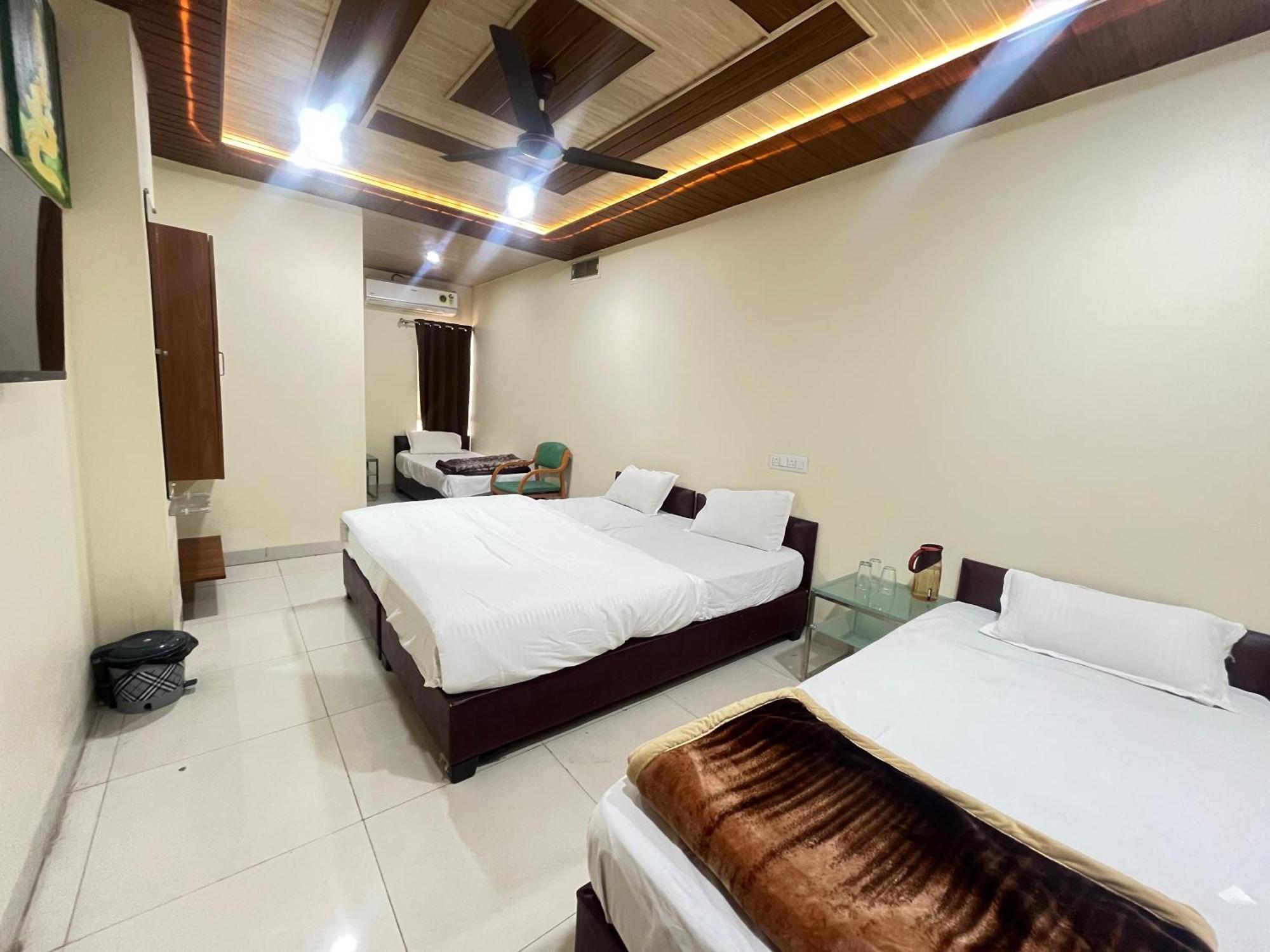 Shri Shiv Ganga Bhakt Niwas Hotel Ujjain Buitenkant foto