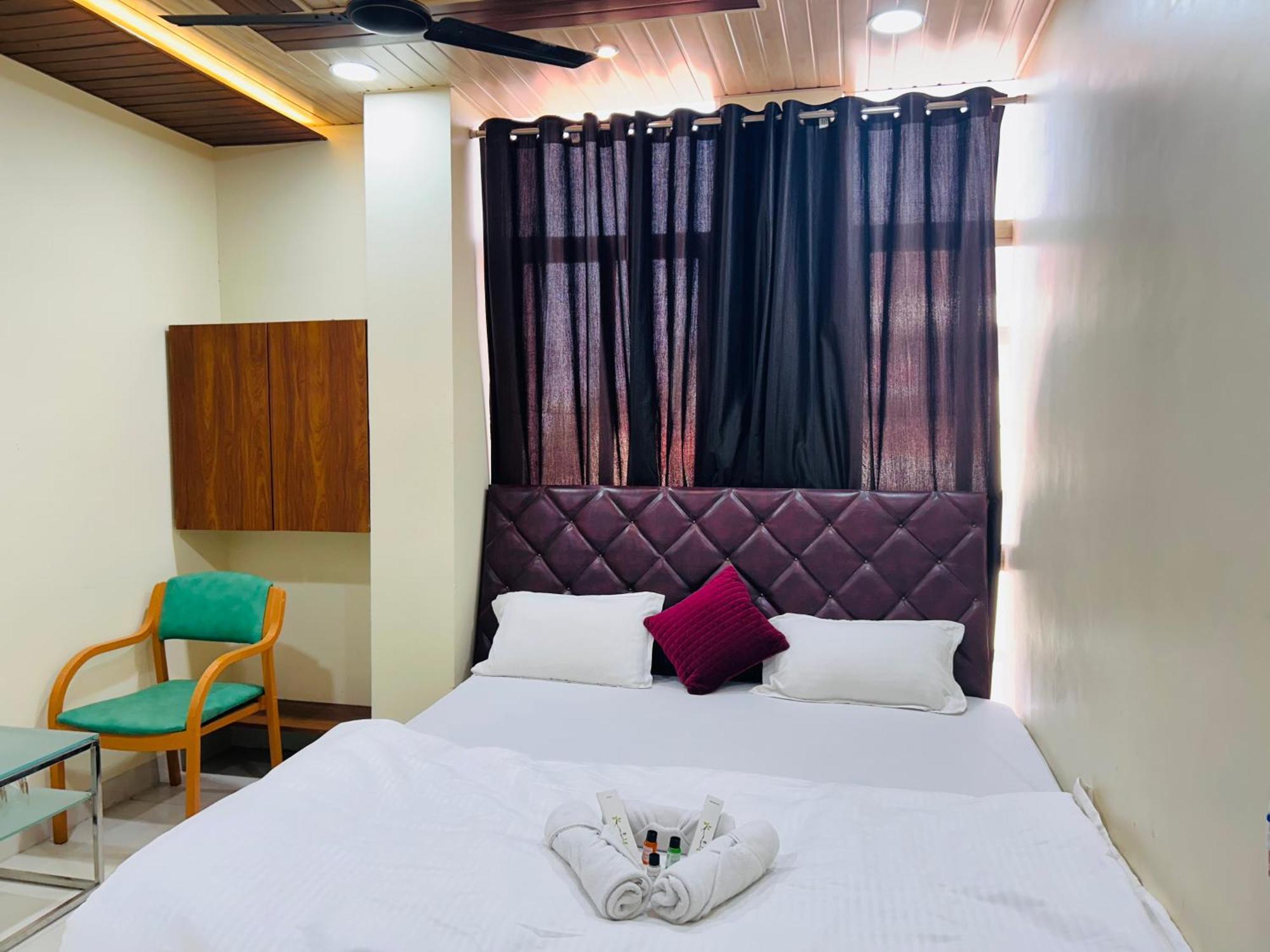 Shri Shiv Ganga Bhakt Niwas Hotel Ujjain Buitenkant foto