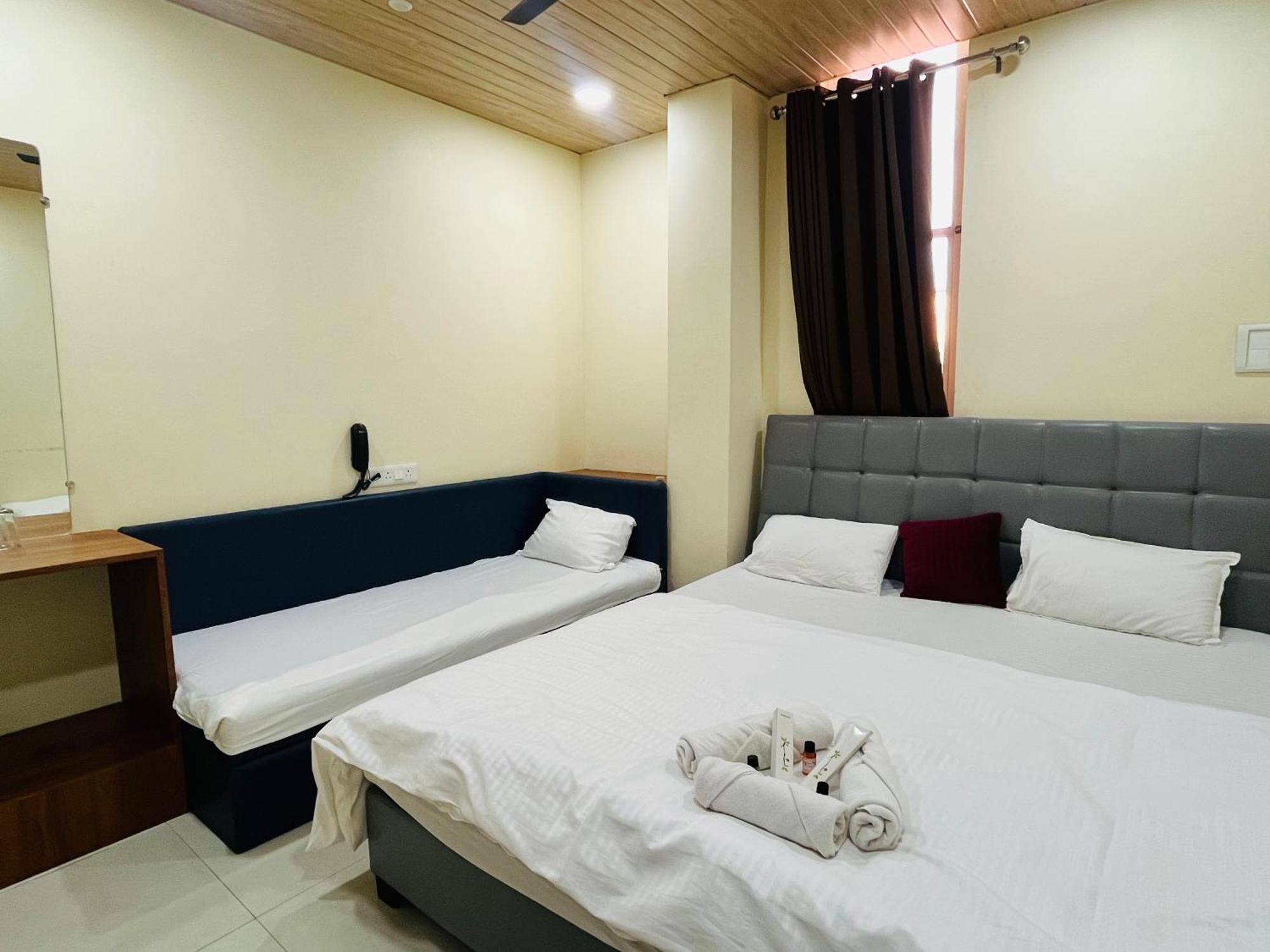 Shri Shiv Ganga Bhakt Niwas Hotel Ujjain Buitenkant foto